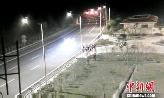 看到車輛經過，孩子們便急忙跑到一旁的花圃上。　警方供圖　攝