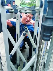律師王甫在試圖跑進(jìn)衡陽(yáng)中院大門(mén)時(shí)被圍攻者阻止，西服和襯衣被撕爛。