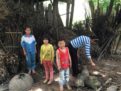 羅梅和她的三個孩子。中間兩個孩子為羅梅夫婦在逃亡途中所生。新京報記者 蕭輝 攝