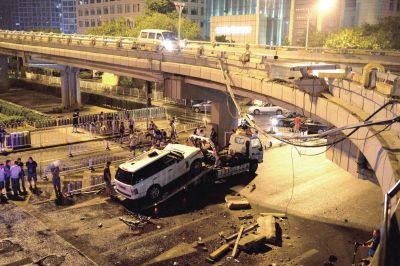 路虎車被扶正后，救援車將其拖離現場。