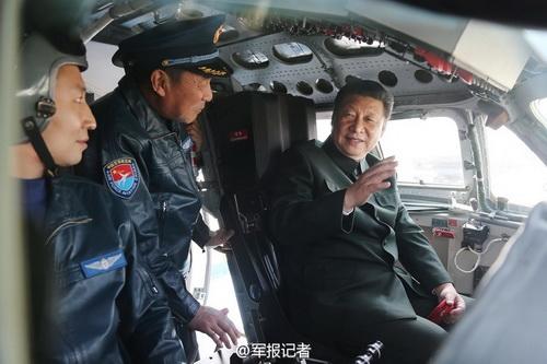 2015年2月16日，習(xí)近平登上戰(zhàn)機，坐進(jìn)駕駛艙，了解裝備性能，體驗操作使用。