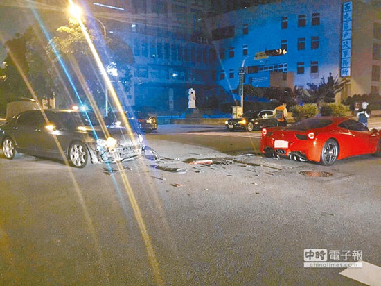 圖為車號8889的法拉利（右）和車號9888的賓利車（左）發(fā)生擦撞，法拉利車身嚴重損毀。