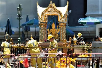 18日，泰國曼谷四面佛前，救援人員在爆炸現場進行清理。四面佛附近17日晚發生爆炸，造成6名中國公民死亡，20余人受傷。