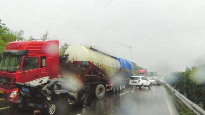 西攀高速公路追尾事故現場。