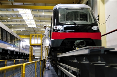 12月8日，工程技術人員在長沙調試磁浮列車。