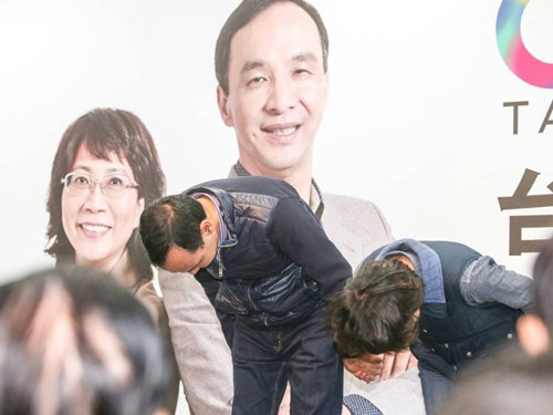 國民黨明天下午將召開臨時中常會，決定由誰擔任代理主席。圖為朱立倫與王如玄上午到競選總部，向支持自己競選的志工們一一致意，感謝他們的陪伴。圖片來源：臺灣《聯合報》