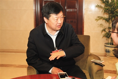昨日下午，全國人大代表、哈爾濱市長宋希斌在駐地接受新京報記者專訪。張磊 攝