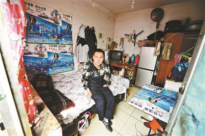 早晨收拾停當后，李大鵬準備前往地鐵賣藝