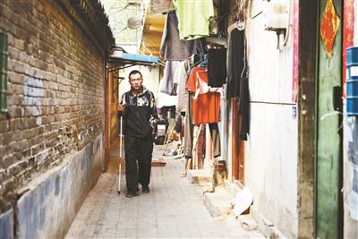 雖然曾被報道擁有兩套房產，李大鵬實際的租住地在一片棚戶區里