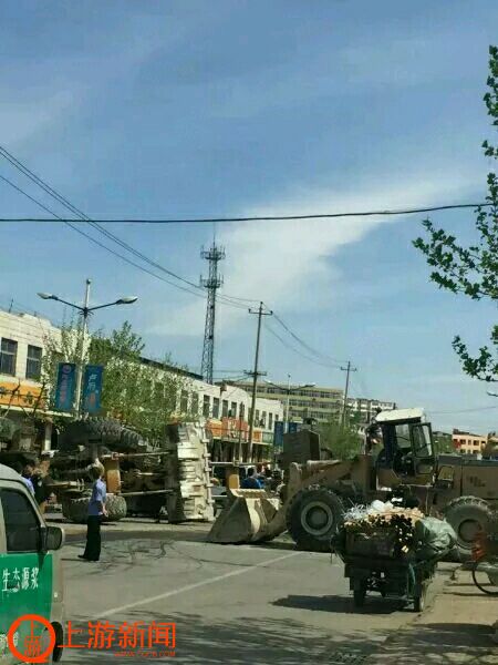 河北行唐縣城鏟車當街混戰 官方:正在調查(圖)