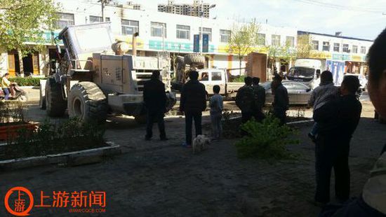 河北行唐縣城鏟車當街混戰 官方:正在調查(圖)