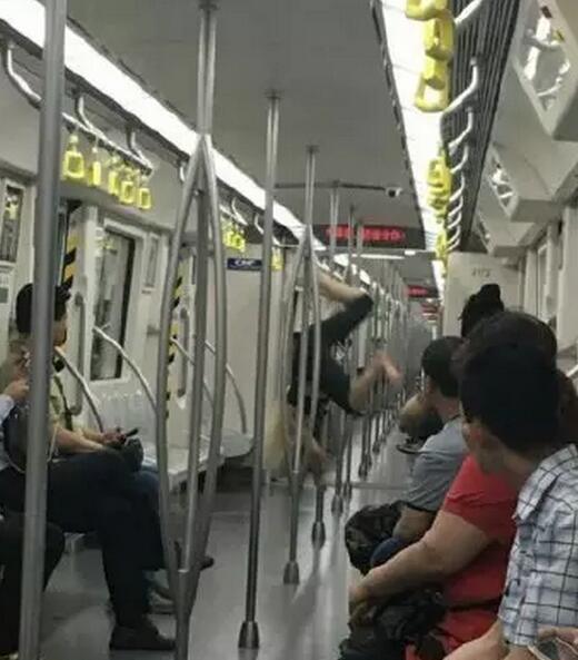 女子在地鐵上跳鋼管舞。