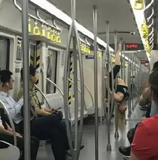 女子在地鐵上跳鋼管舞。