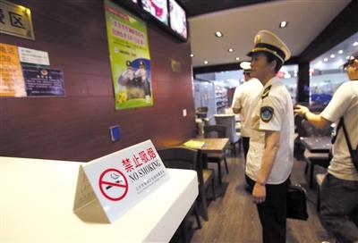 2015年6月1日，鐵路衛生監督工作人員在北京西站一咖啡廳內檢查是否有禁煙標識。新京報記者 王貴彬 攝