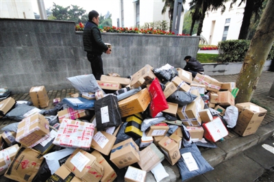 2015年11月19日，江蘇省南京市，河海大學校園外的路上大堆的快遞。圖/視覺中國