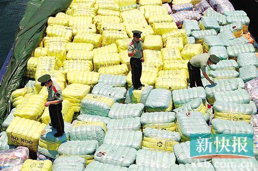 邊防官兵正在檢查截獲的走私舊衣物。 通訊員供圖