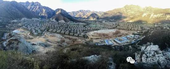河北淶水“青青小鎮(zhèn)”1-6期全景圖，上百棟別墅組成的別墅群依山而建。部分山體被炸平，準備建起聯(lián)排雙拼別墅。    新京報記者 大路 攝