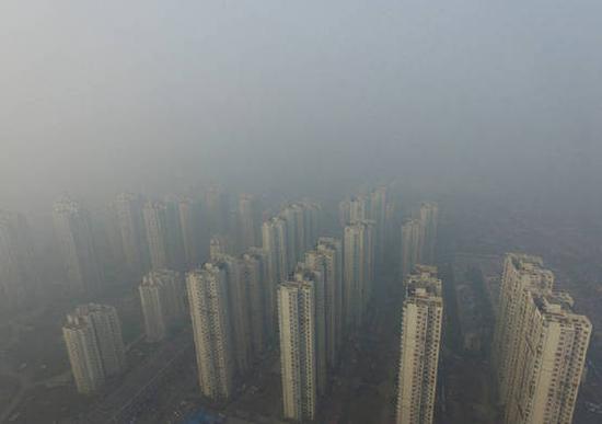 　　近期頻繁襲來的大范圍嚴重霧霾，不時啟動的空氣重污染預警，讓京津冀及周邊地區的人們心中焦慮。