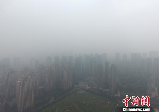  1月5日，重慶主城上空一片灰蒙蒙。