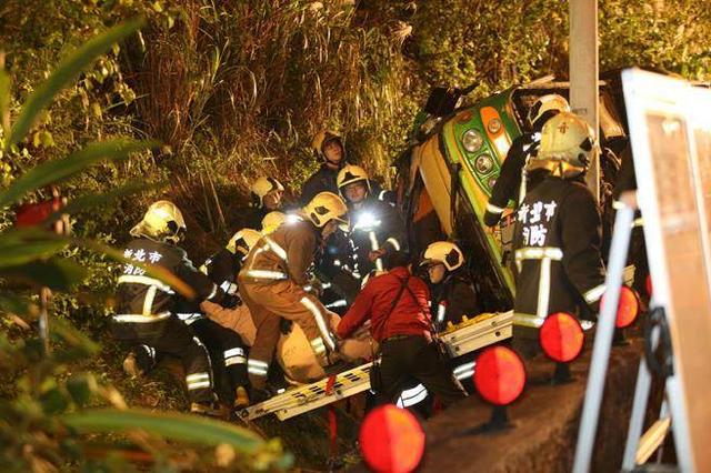臺灣發生游覽車翻車坡事故 17人無生命跡象