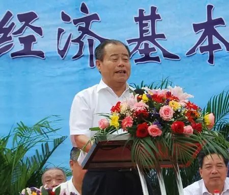 信發(fā)集團(tuán)發(fā)展成為一家集發(fā)電、供熱、氧化鋁、電解鋁、碳素、燒堿、聚氯乙烯、電石、鋁深加工等產(chǎn)業(yè)于一體的現(xiàn)代化大型企業(yè)集團(tuán)，位于山東聊城茌平縣。2016年10月，信發(fā)集團(tuán)董事局主席張學(xué)信在接受山東商報(bào)采訪時(shí)表示，44年企業(yè)沒(méi)有一名員工離職。