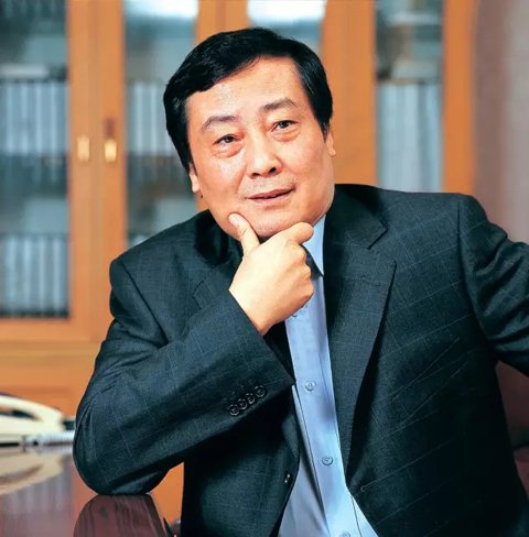 靠一瓶一瓶賣(mài)水發(fā)家的娃哈哈董事長(zhǎng)宗慶后曾接受《環(huán)球時(shí)報(bào)》采訪表示，企業(yè)家社會(huì)責(zé)任除了體現(xiàn)在為社會(huì)創(chuàng)造財(cái)富，解決更多就業(yè)，以及增加稅收貢獻(xiàn)，再者就是要把員工照顧好，讓員工在企業(yè)發(fā)展，收入生活水平提高。