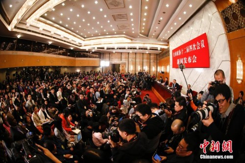 資料圖：2016年3月2日，全國政協十二屆四次會議新聞發布會在北京人民大會堂舉行，大會新聞發言人王國慶回答記者提問。 中新社記者 杜洋 攝
