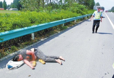 險！一女子躺高速路上睡大覺 漯河交警忙轉移保安全