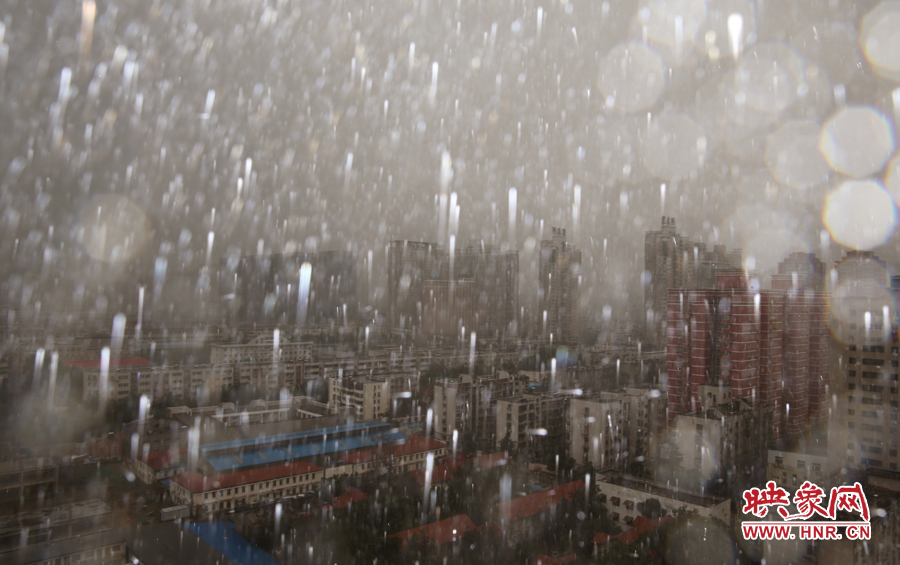 17時25分,鄭州強降雨,紫荊山附近的市民真切地感受到了什么叫大雨傾盆。