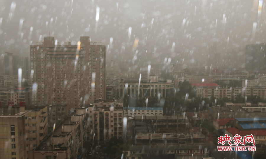 17時25分,鄭州強降雨,紫荊山附近的市民真切地感受到了什么叫大雨傾盆。