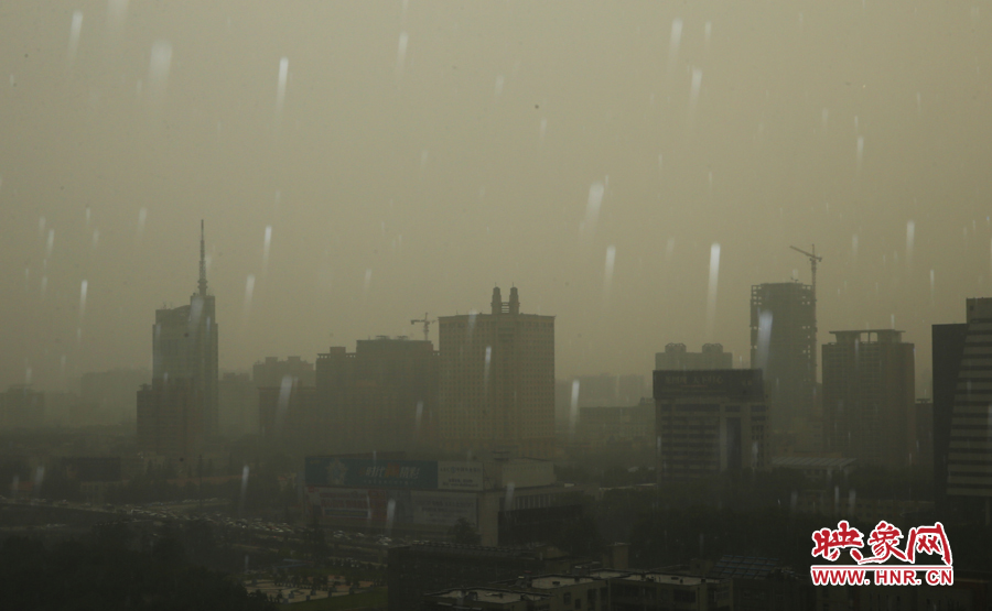17時29分,鄭州強降雨,紫荊山附近的市民真切地感受到了什么叫大雨傾盆。