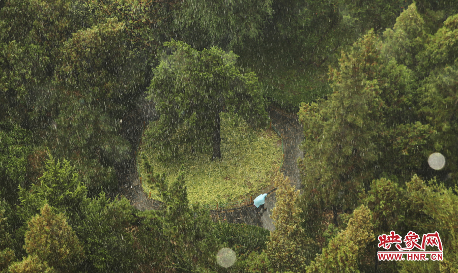 17時25分,鄭州強降雨,紫荊山附近的市民真切地感受到了什么叫大雨傾盆。