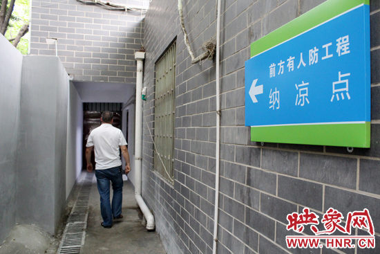 在每一處納涼點均有醒目標(biāo)志，市民可就近前往。