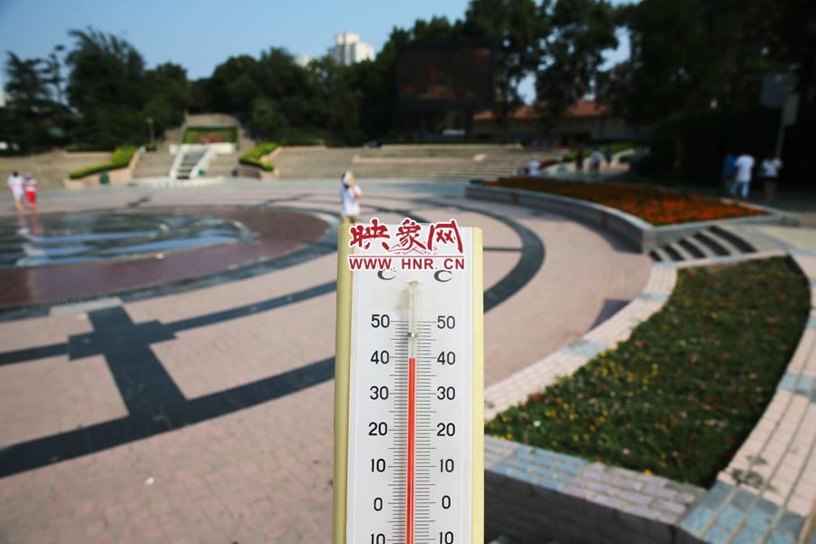 7月8日下午，紫荊山公園氣溫為39度（溫度計懸空測量），相比人防納涼處高14度。