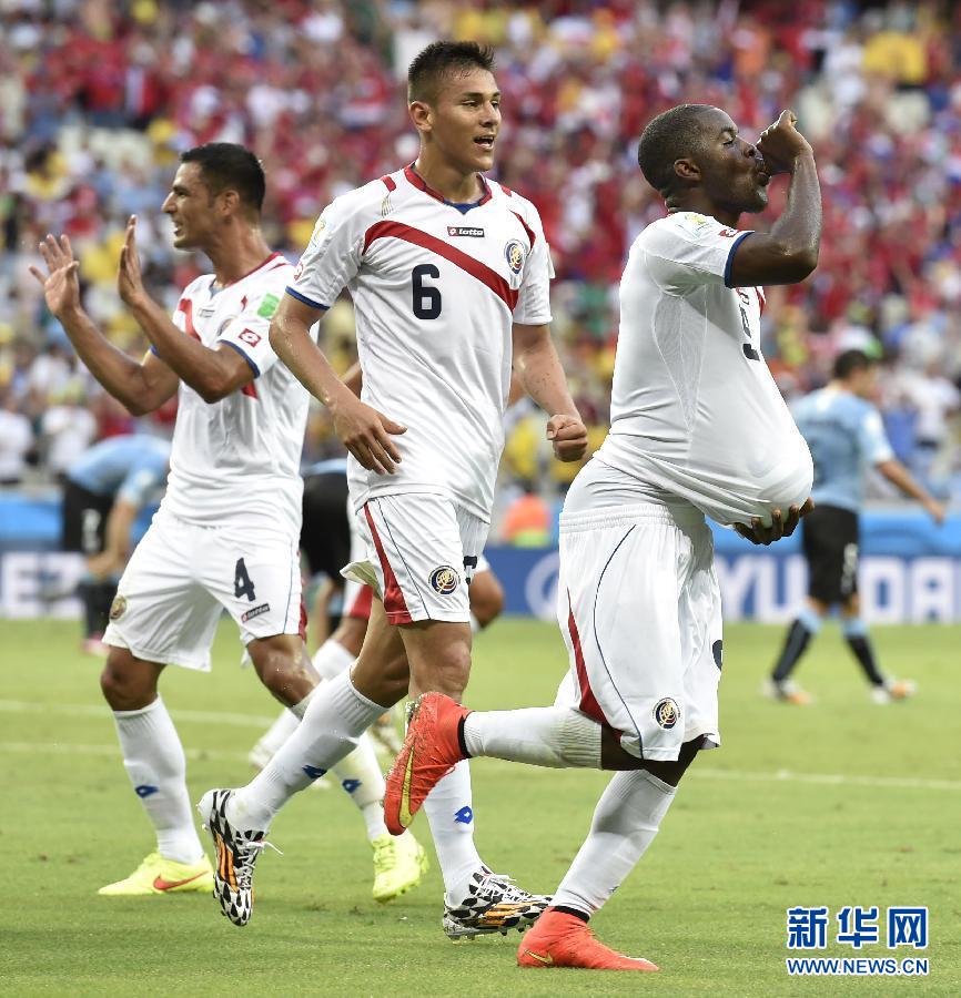 6月14日，哥斯達黎加隊球員喬·坎貝爾（右一）進球后將足球塞進衣服內(nèi)慶祝。