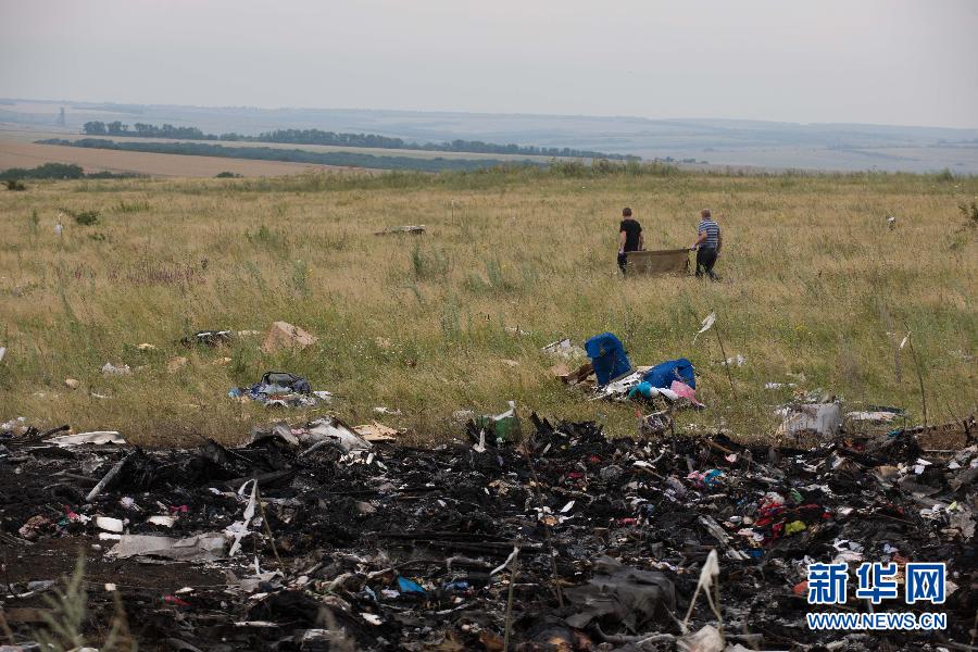 　7月19日,在烏克蘭頓涅茨克州,人們在馬航MH17航班墜毀現場搜尋遇難者遺體。