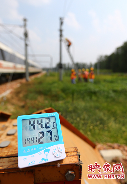 剛開(kāi)始工作20分鐘，戶外溫度已經(jīng)達(dá)到44.2℃