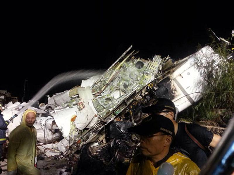 　圖為客機失事事故現場。圖片來源：臺灣聯合新聞網