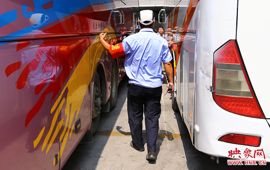 在車場指揮了十來分鐘，調度員的后背已被汗水浸透
