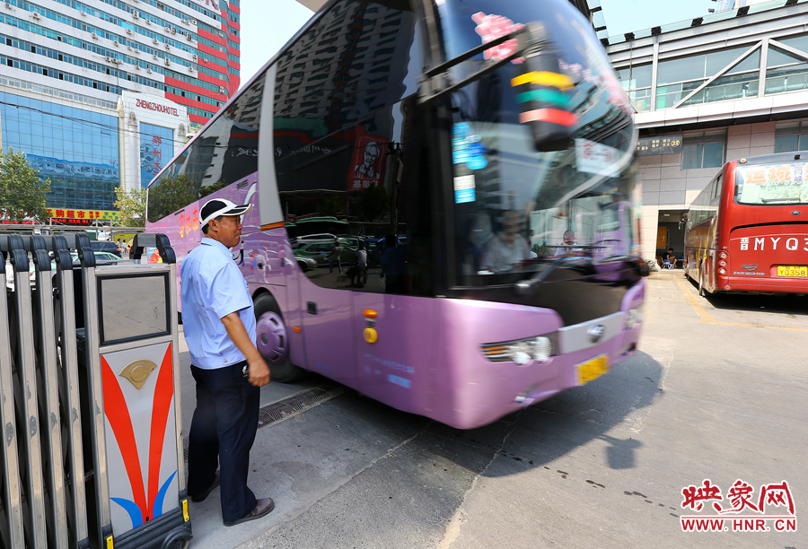 車場內車輛順暢時，調度員還要在門口迎車指揮