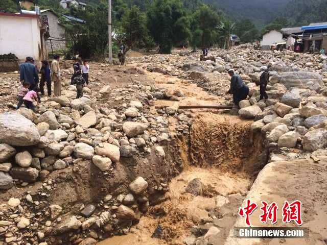 7月28日,云南省保山市隆陽(yáng)區(qū)瓦房鄉(xiāng)喜坪村上坪小組發(fā)生山洪災(zāi)害,造成3戶(hù)人家9人被沖走。