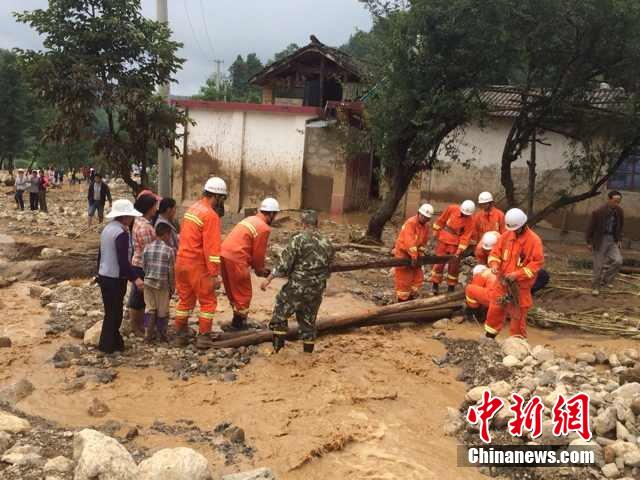 7月28日,云南省保山市隆陽(yáng)區(qū)瓦房鄉(xiāng)喜坪村上坪小組發(fā)生山洪災(zāi)害,造成3戶(hù)人家9人被沖走。