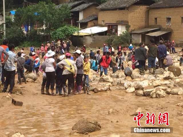 7月28日,云南省保山市隆陽(yáng)區(qū)瓦房鄉(xiāng)喜坪村上坪小組發(fā)生山洪災(zāi)害,造成3戶(hù)人家9人被沖走。
