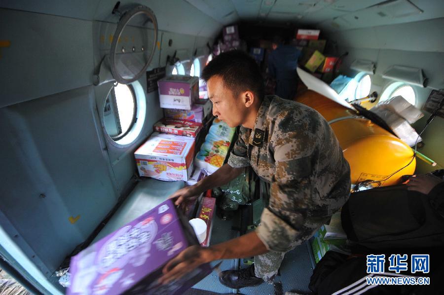  8月5日，在魯甸縣龍頭山鎮，部隊官兵從直升機上卸載救災物資。