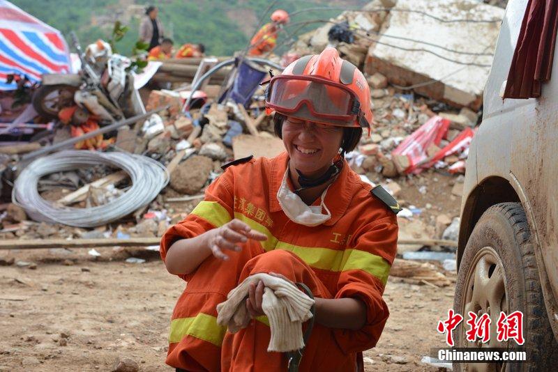 2014年8月5日，女兵在云南魯甸龍頭山鎮廢墟中搜救被困者。