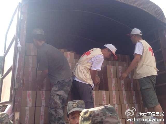 第14集團軍官兵協助阿迪力將1100余箱切糕從貨車上卸下。