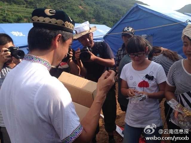 “切糕王子”阿迪力帶著重達5噸、價值50萬元的切糕于7日下午抵達魯甸地震震中龍頭山鎮。