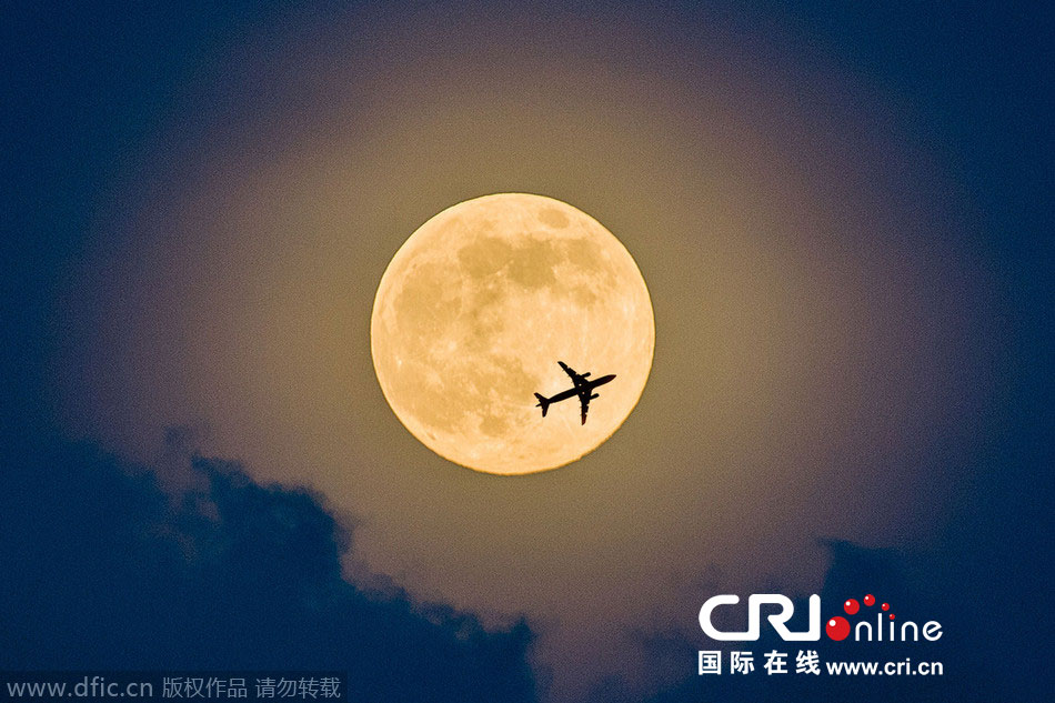 8月10日，19點(diǎn)15分，深圳上空的超級(jí)月亮。圖片來源：鄧飛/東方IC