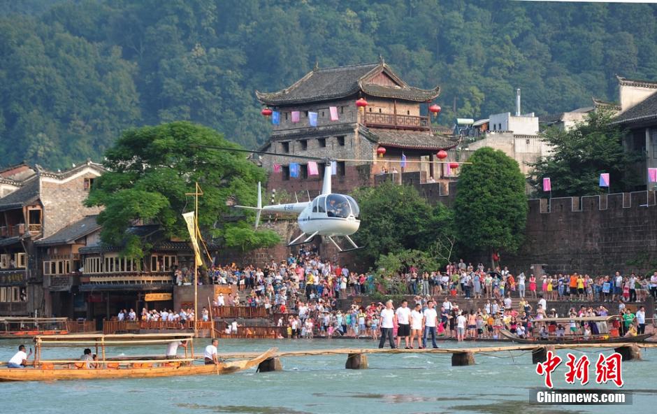 鳳凰偶遇節上演“冰桶挑戰” 直升機低空潑水