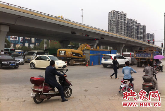 此次塌陷位于鄭州市西三環與中原路交叉口東側路西，對交通影響明顯。